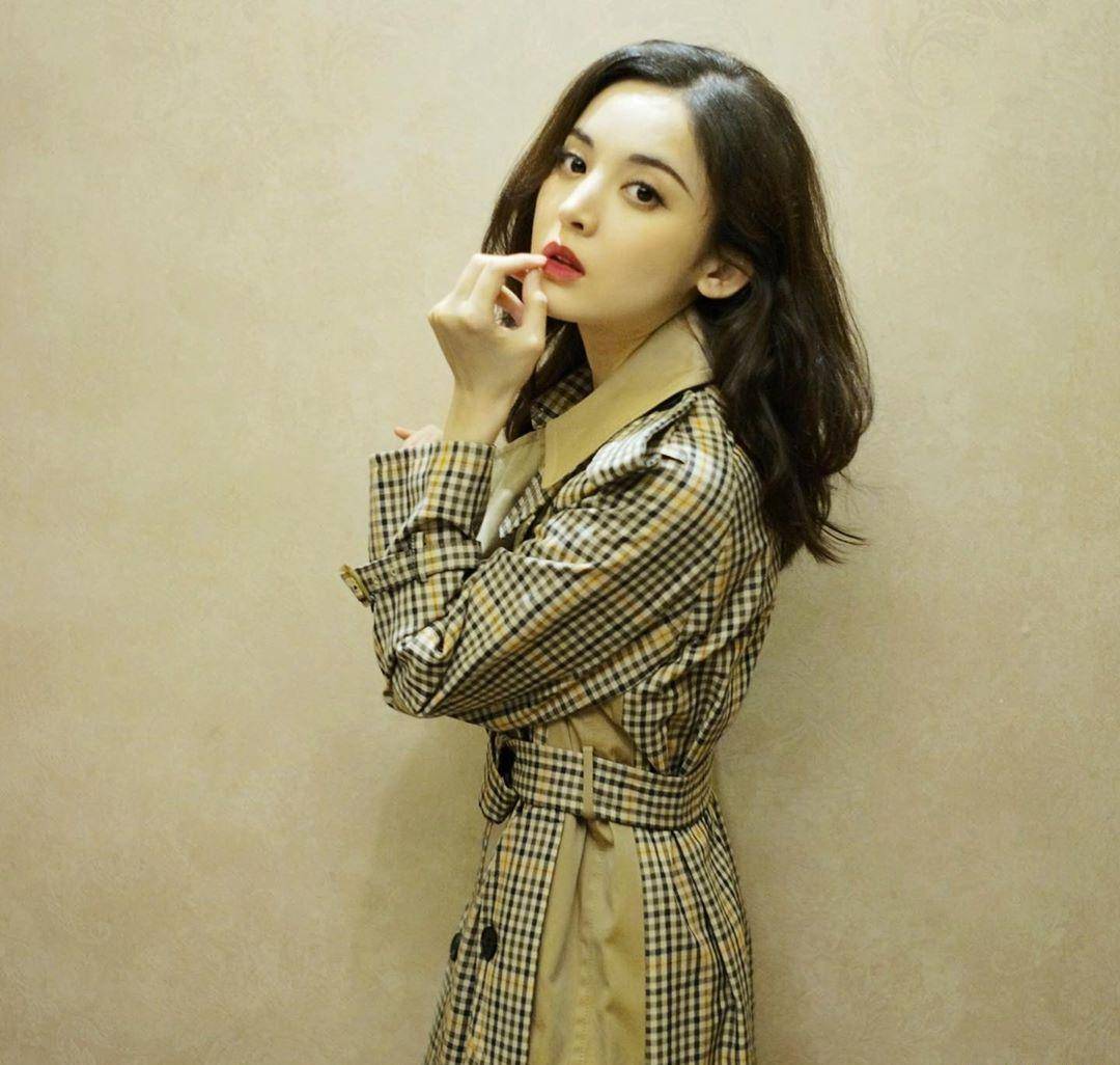 古力娜扎"男人装",时尚穿搭秀"凹凸",火辣身材挡不住_诱惑力_大衣