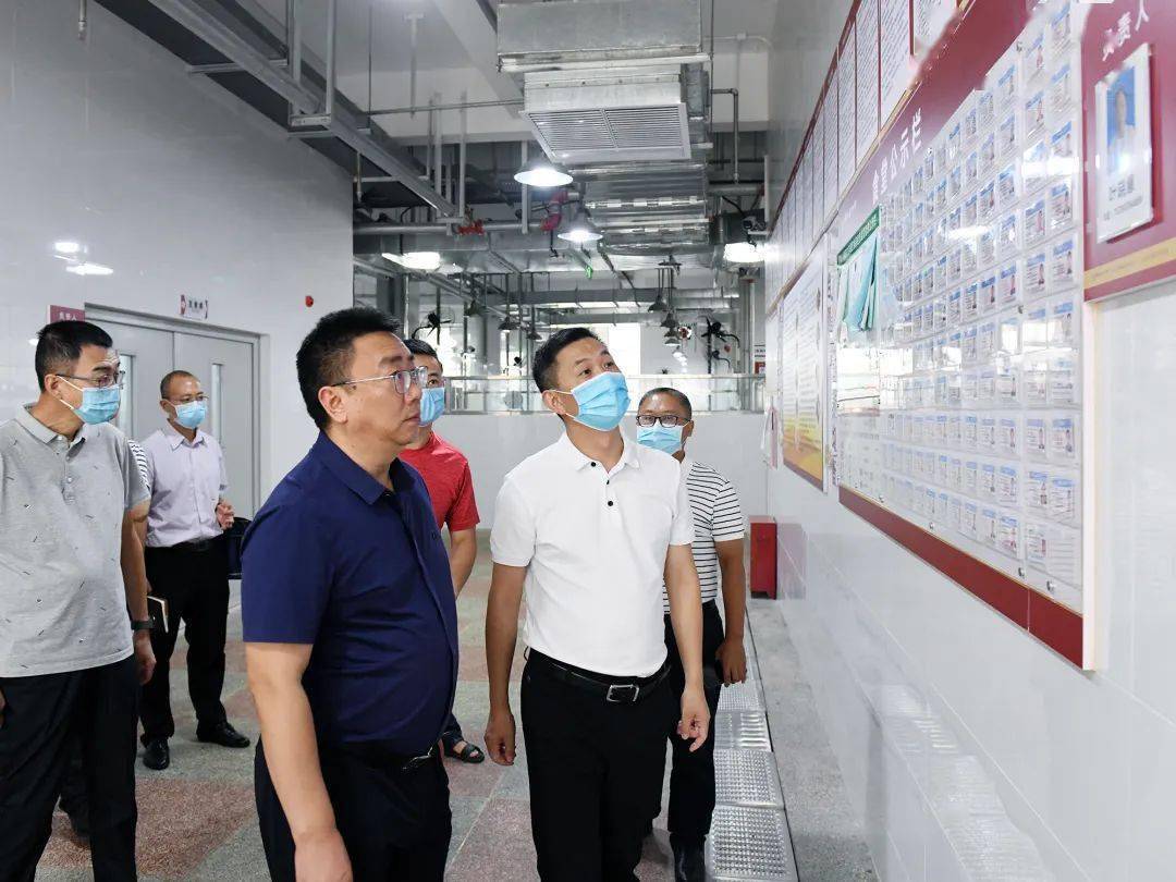 会后,王永昭一行深入校园,食堂,门卫,就防控疫情
