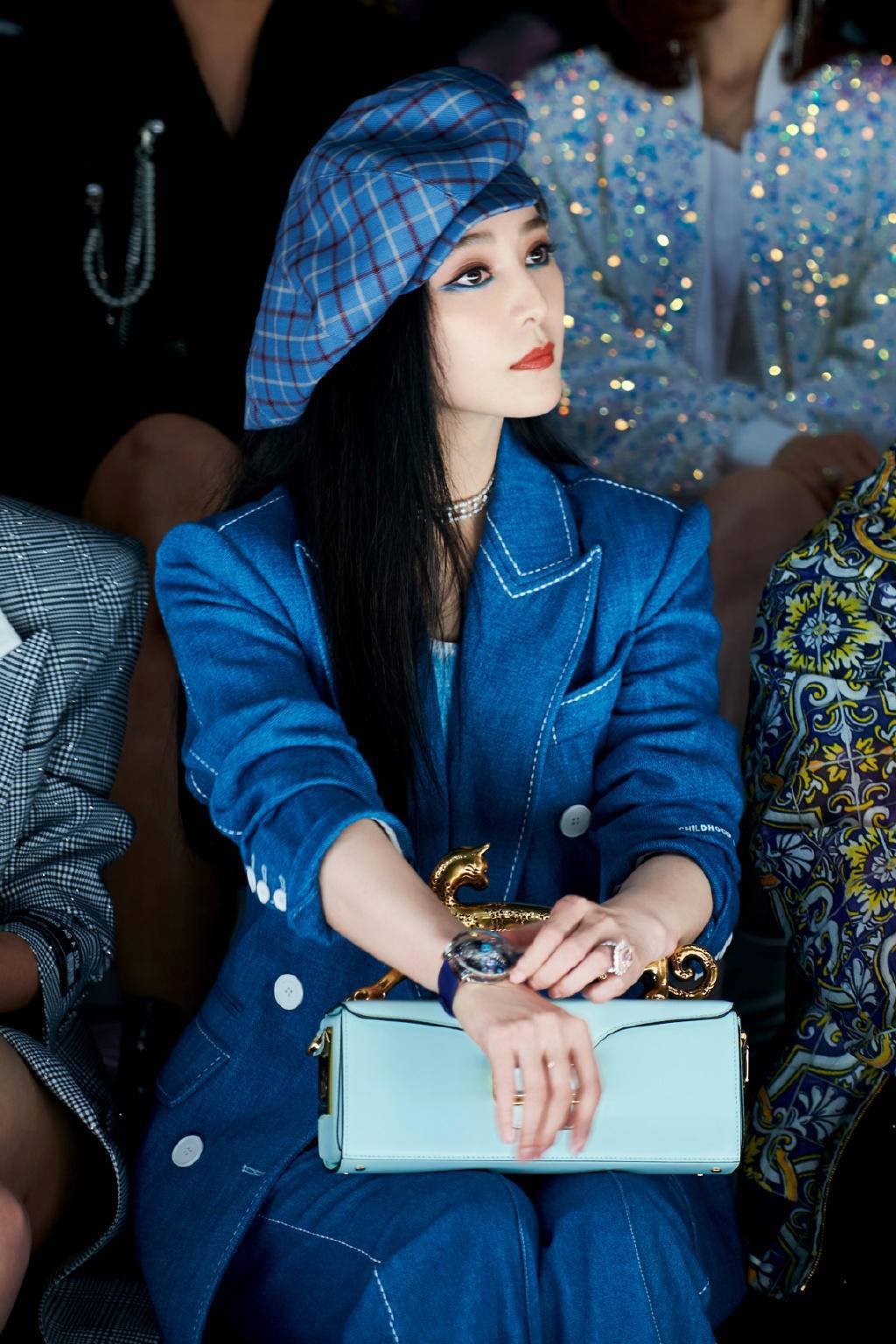 范冰冰亮相上海时装周,戴超大贝雷帽站c位,旁边男士透视装抢镜_西装