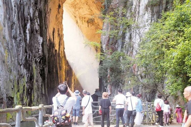 贵州紫云：洞穴奇观引客来