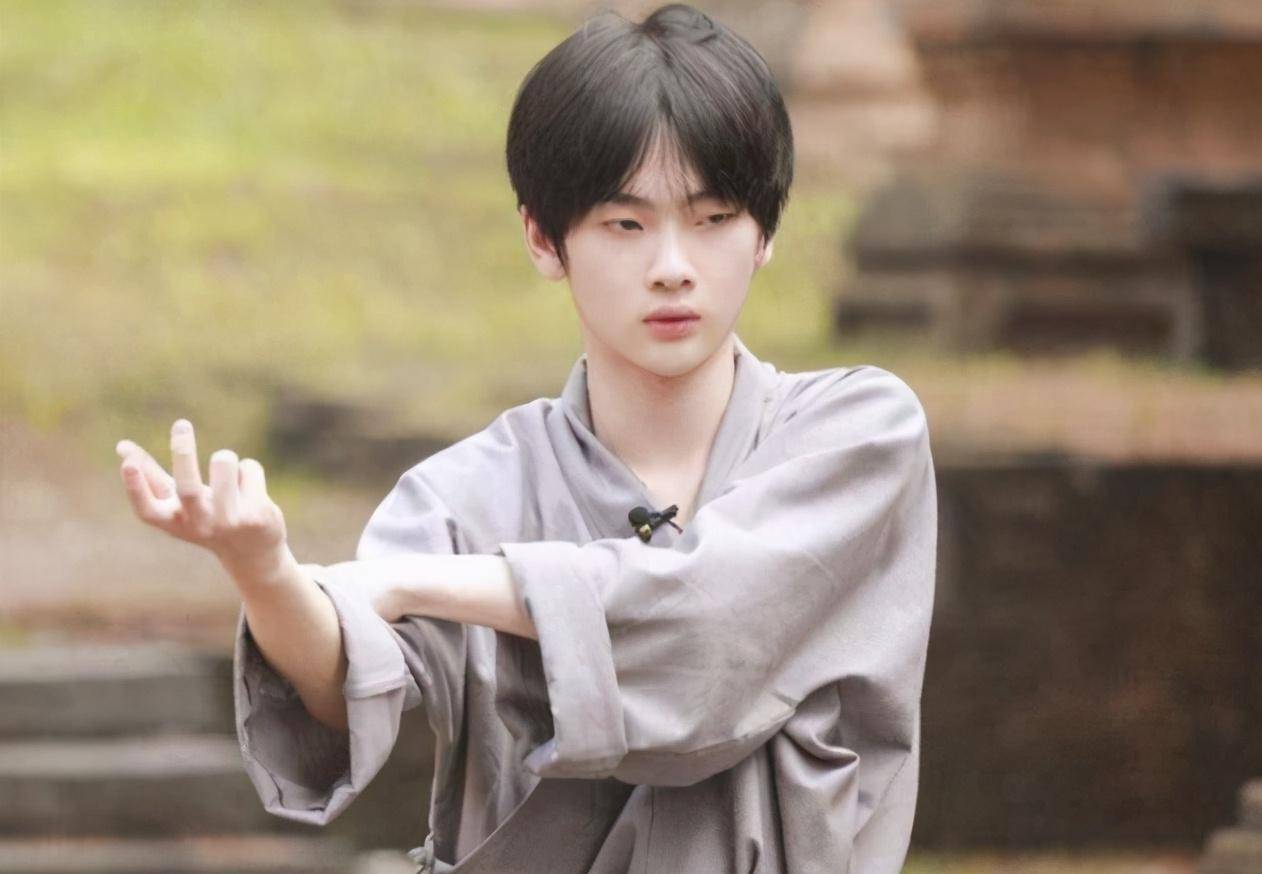 谢明皓再次碰瓷明星,称任豪欠他300万,还被周震南打两拳_蔡徐坤_热度