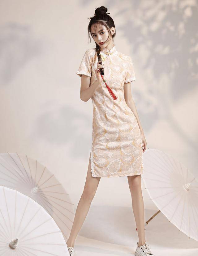 谁说小个子女生不能穿旗袍?看150的冯提莫,这样穿是有多美!