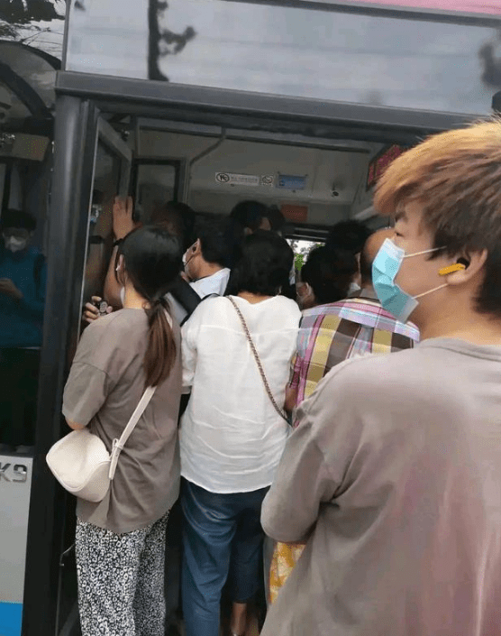 大连一男子坐公交没戴N95被乘客骂缺德