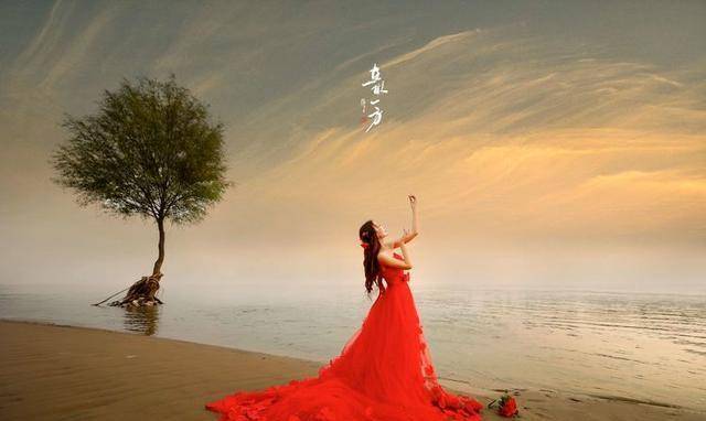 人像摄影：洛阳黄河落日沙滩，红裙佳人在水一方