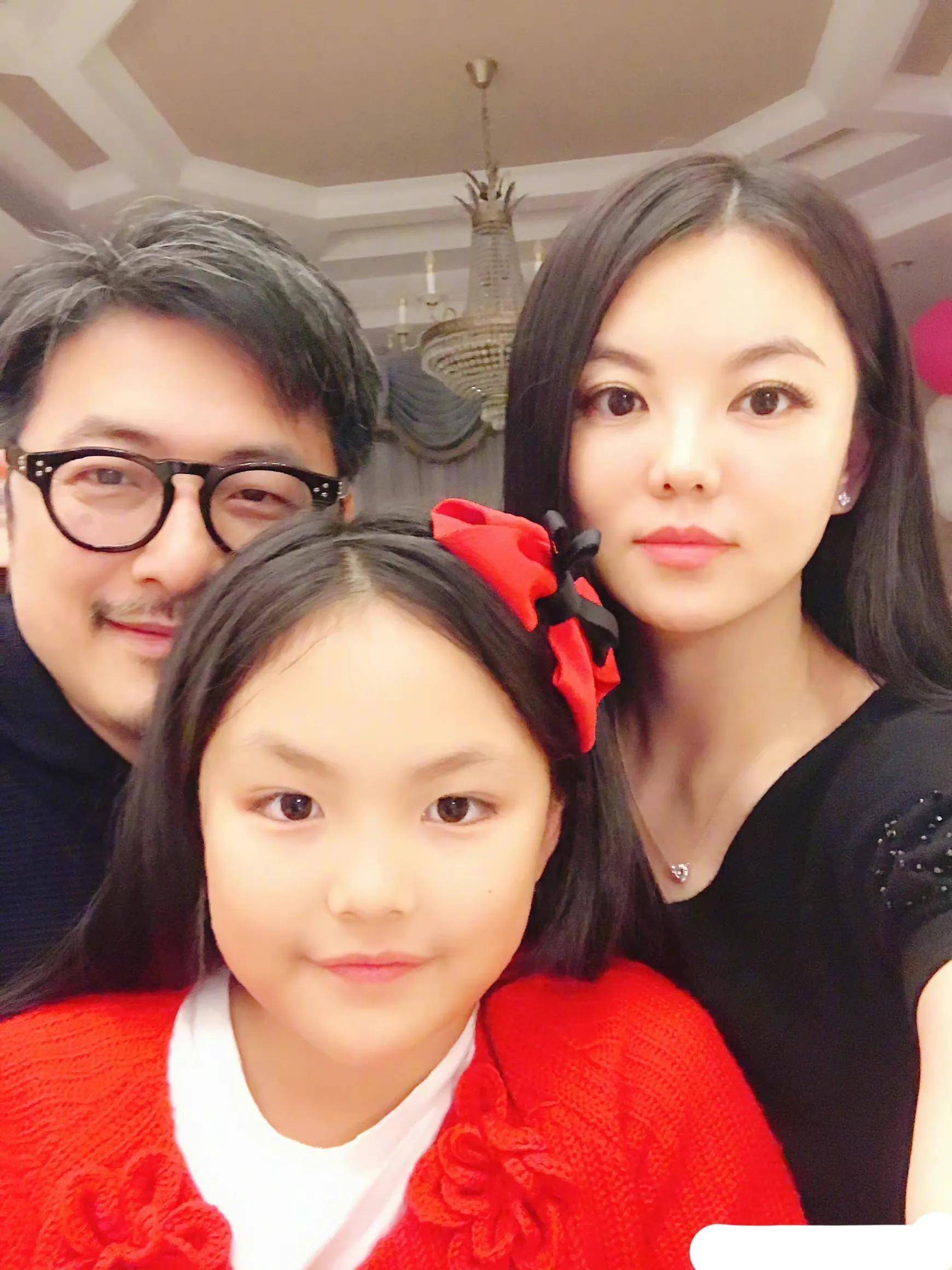 李湘王岳伦带女儿去英国留学,王诗龄瘦好多,前任夫妻复合了?