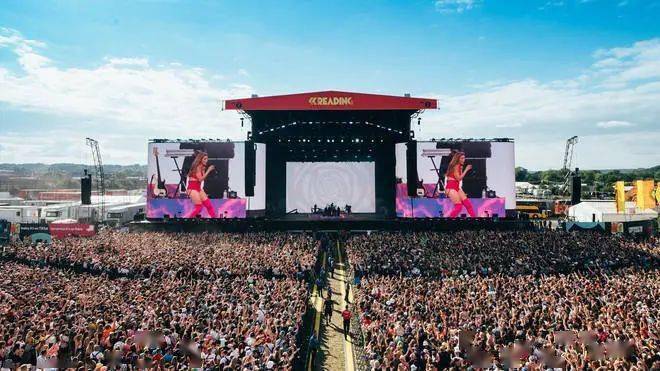 and leeds festival)和格拉斯顿伯里音乐节(glastonbury festival)并