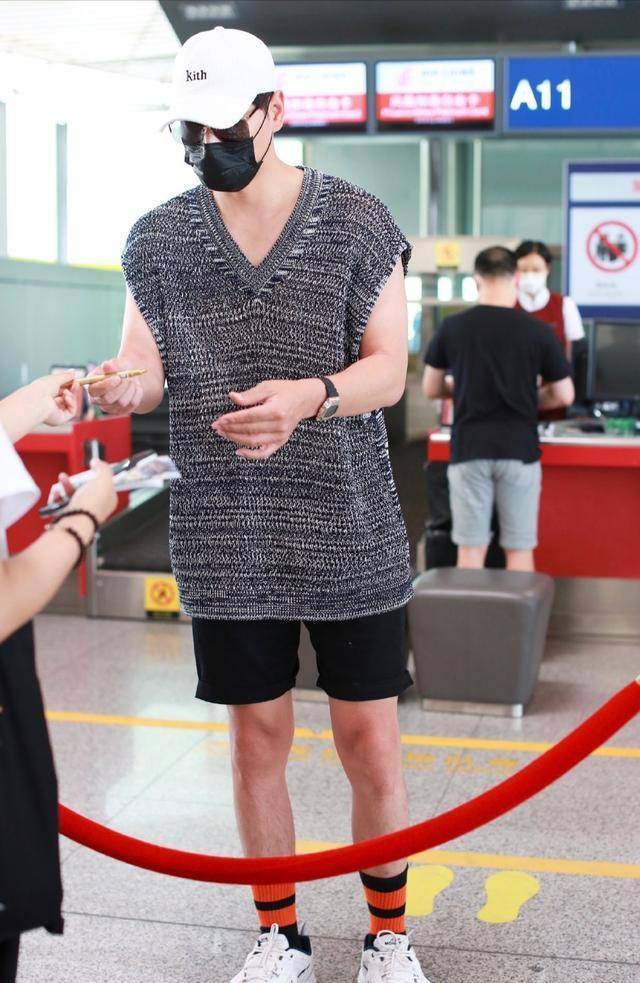 张亮身材比较高大,有着188的身高,是一个行走的衣架子.