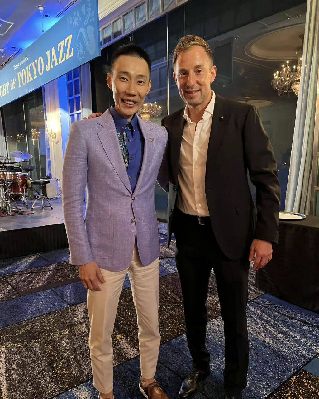 从照片可以看到,穿着紫色西装的李宗伟虽然笑容满面,但持续消瘦到了