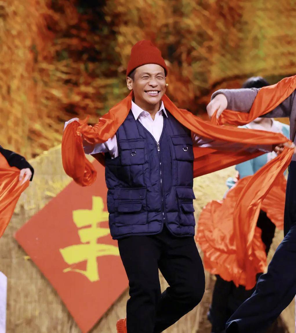 宋小宝一家五口合体,儿子穿贴布羽绒服真潮,女儿脸肉肉的好可爱_时尚