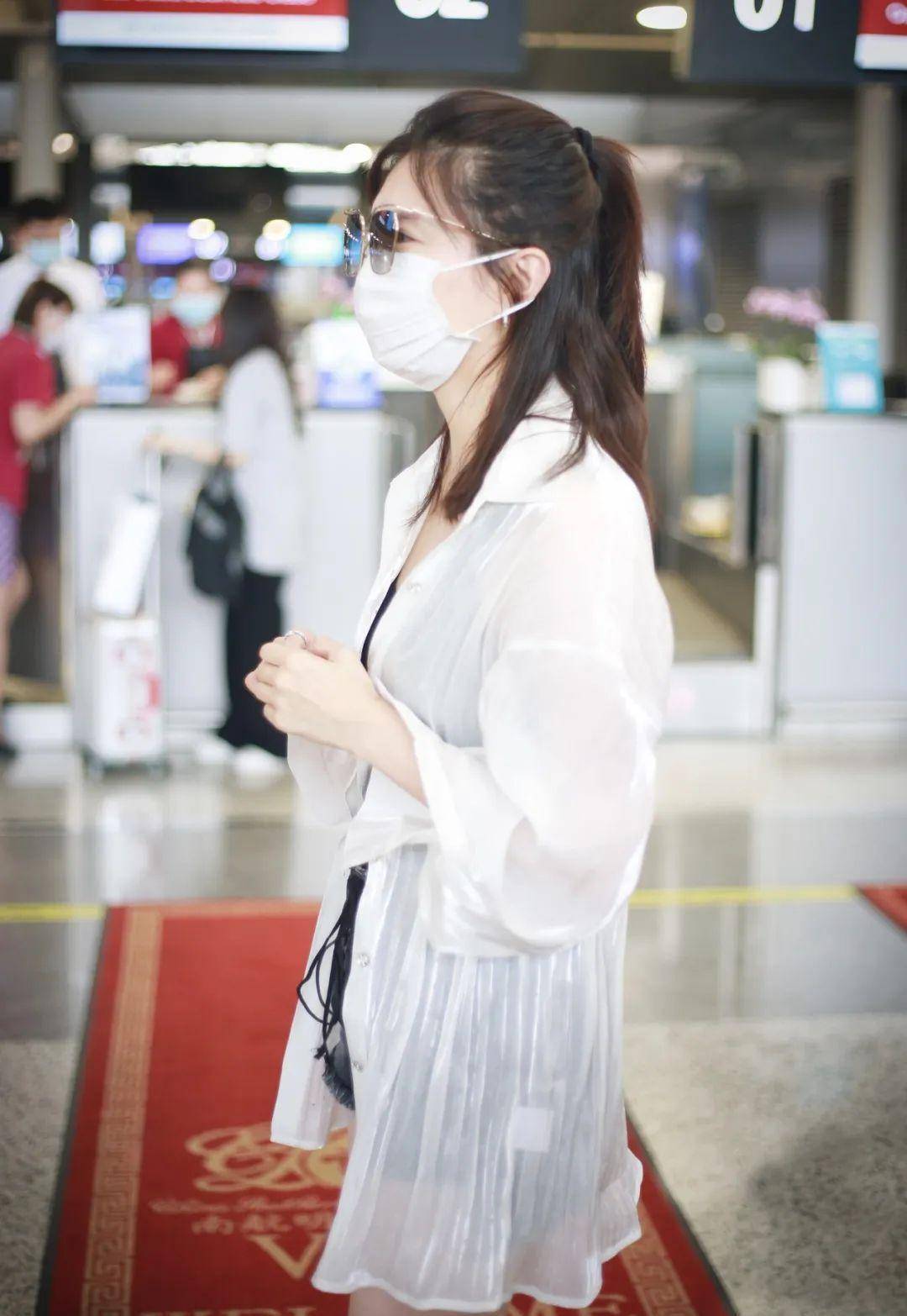 江疏影穿搭挺随意的,简约背心搭超短裤露长腿,一如既往的知性美_气质