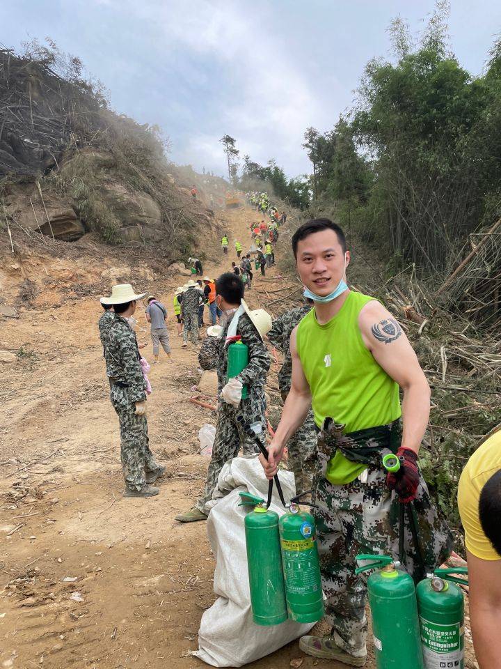 重庆山火救援英雄丁伟健——不同的身份,共同的目标_物资_中国_一线