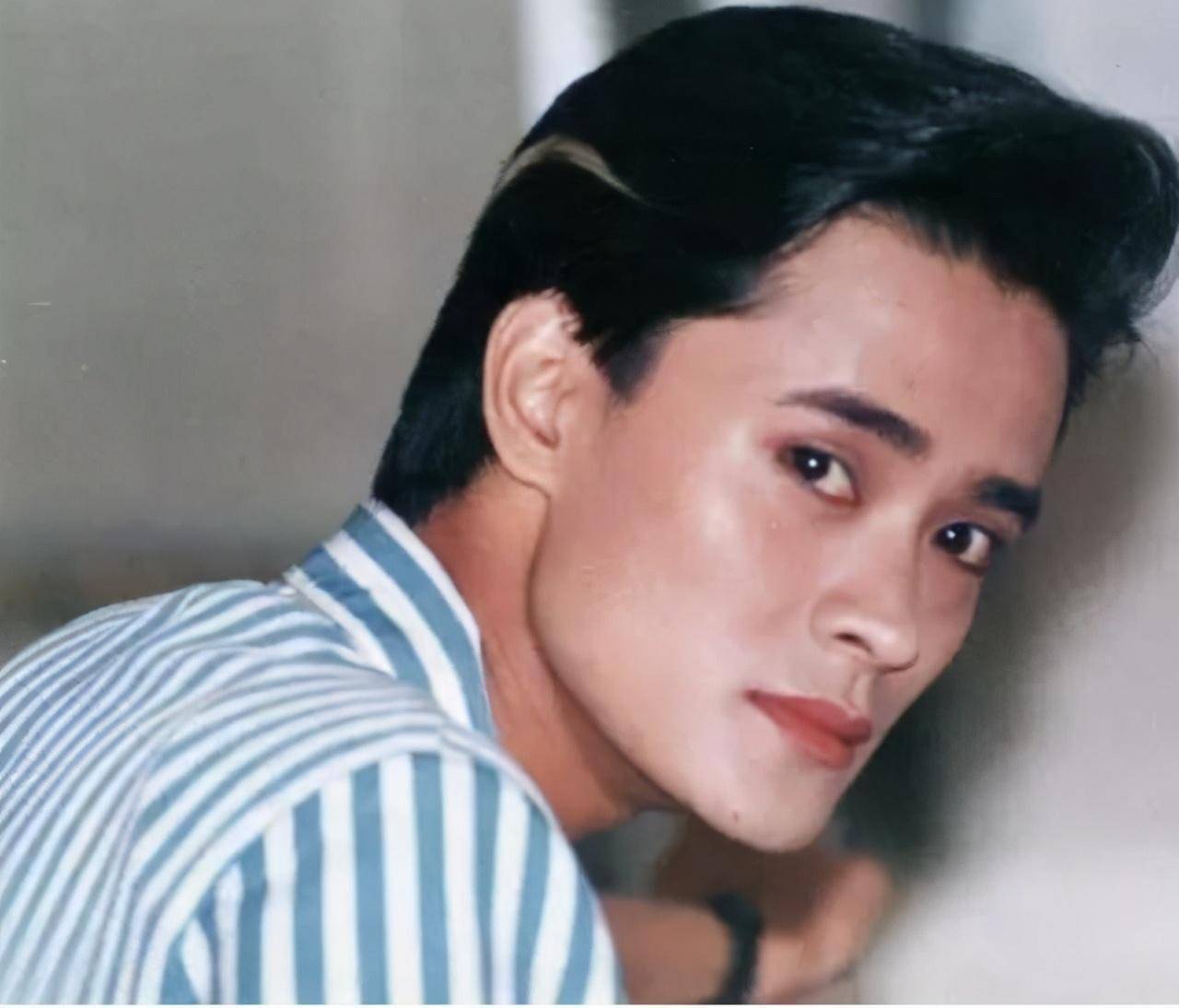 他是一代歌王,红过毛宁刘欢,却在40岁英年早逝,好友们浑然不知_陈汝佳