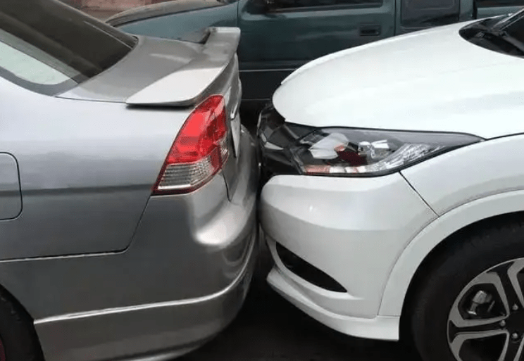 前车突然急刹导致后车追尾,谁负责?交警给出答案_搜狐汽车_搜狐网