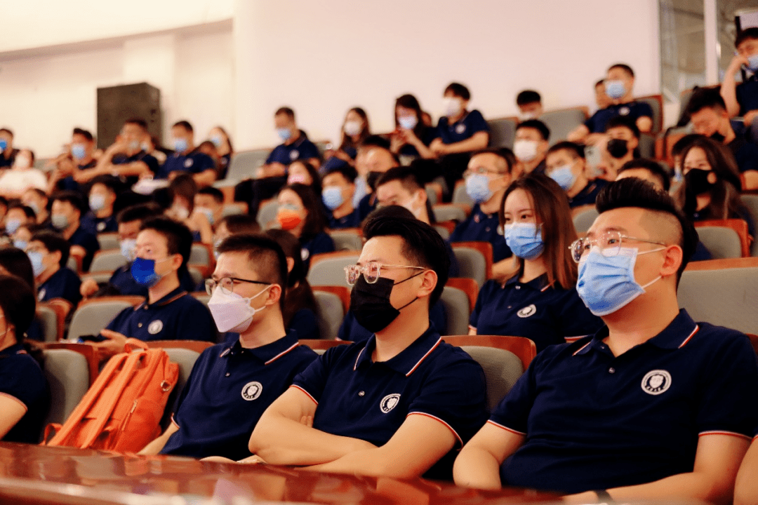 本次新生入学教育由学生工作部吕孟洵老师与2021级mba王春宁同学共同