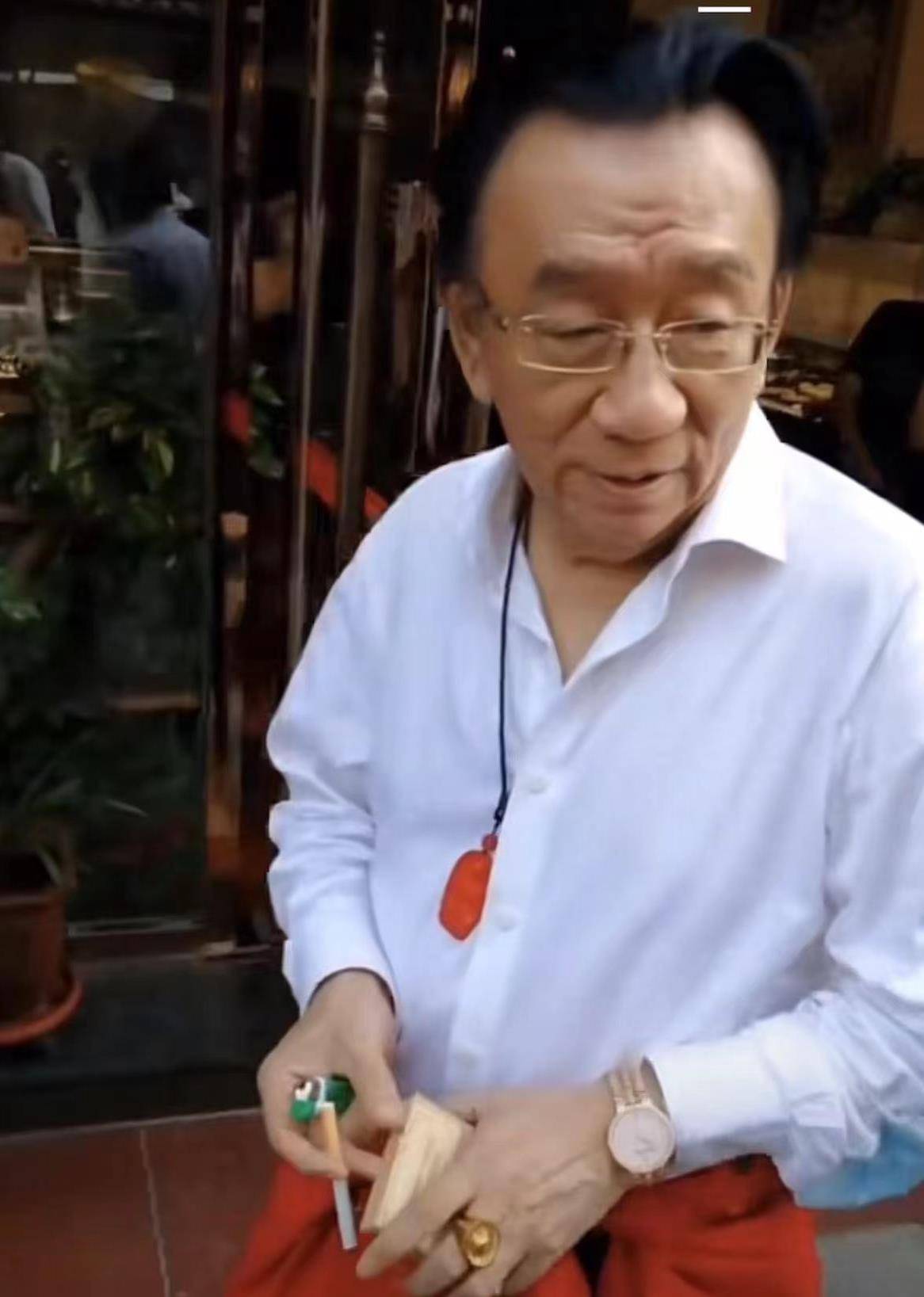 75岁侯耀华现身逛地摊,戴金表金戒大摇大摆,当街抽烟被路人围观_近况