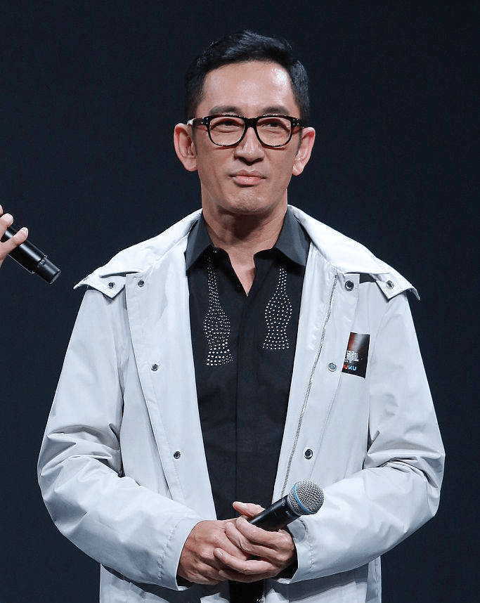 不戴眼镜是反派,戴上眼镜充满文艺范,今为了女儿开始演烂片!