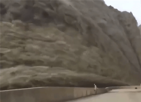 巴基斯坦石坝开闸泄洪似电影特效：水浪涌上几十米高空