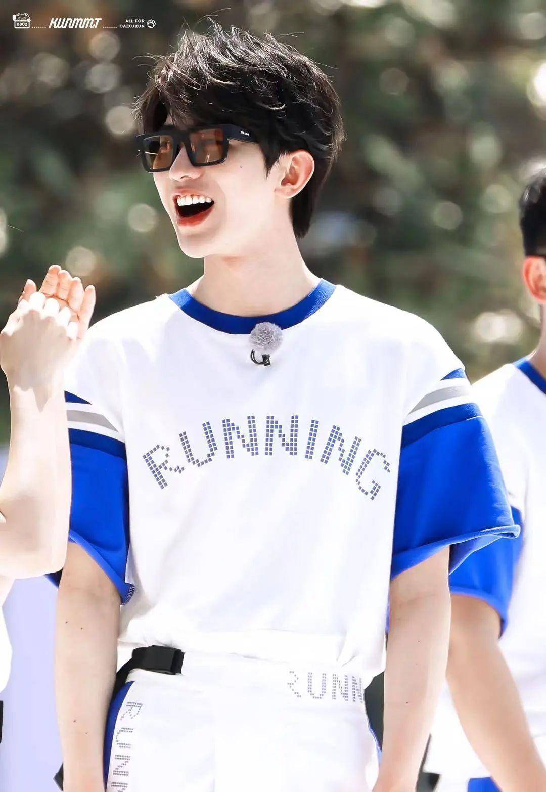 蔡徐坤壁纸:西红柿本人太帅了吧,红色马甲穿着他身上很有时尚感_光阴