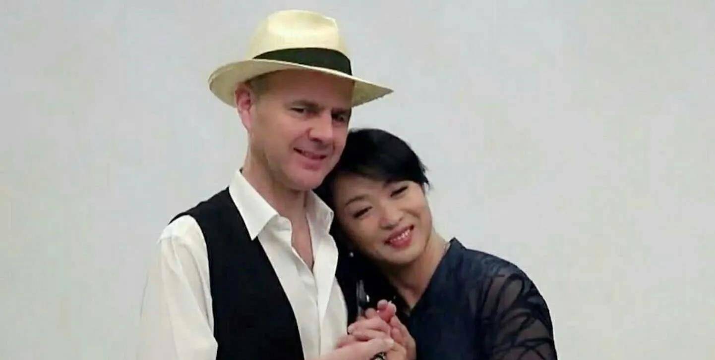 金星忙完准备就寝,当她躺上床时,一旁的汉斯突然将