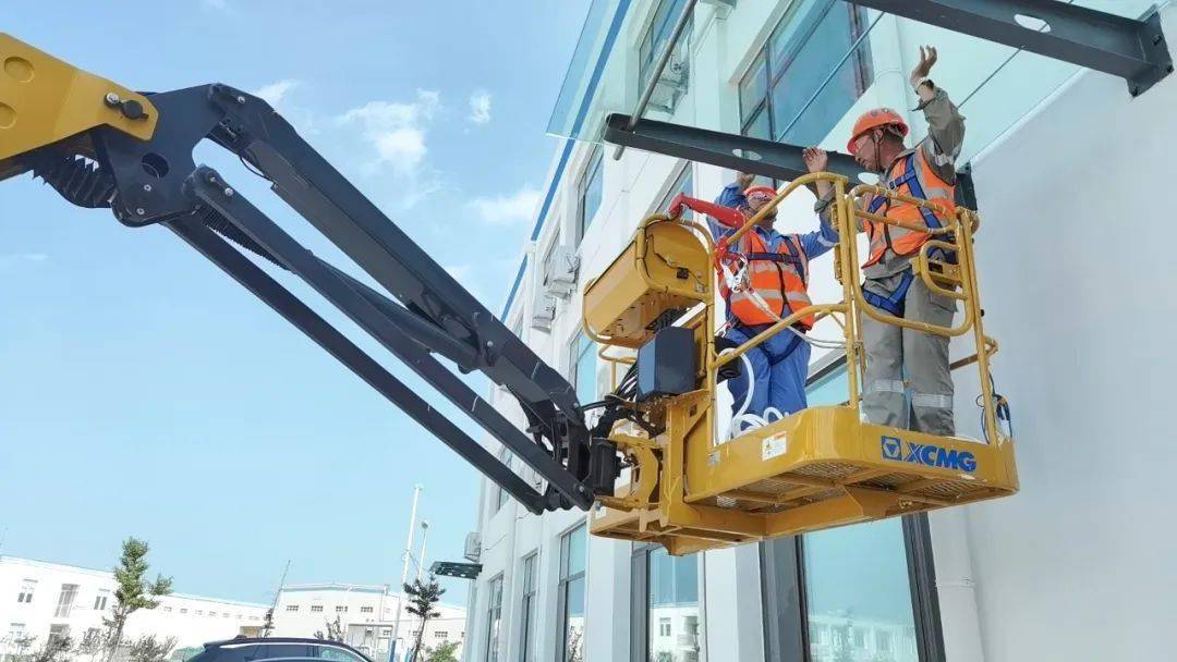 針對室外高空作業特點海陽核電項目部開展調研工作,引入了1臺最大起升