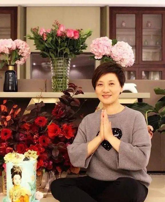 邓婕62岁坚持不化妆,穿着也朴素大气,刘晓庆浓妆脸都输了!