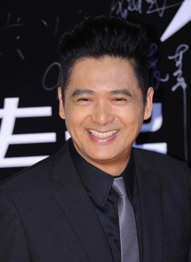 制片人张伟平怒说周润发:你不光耍大牌,人品还差,连嘴都管不住_吴宇森