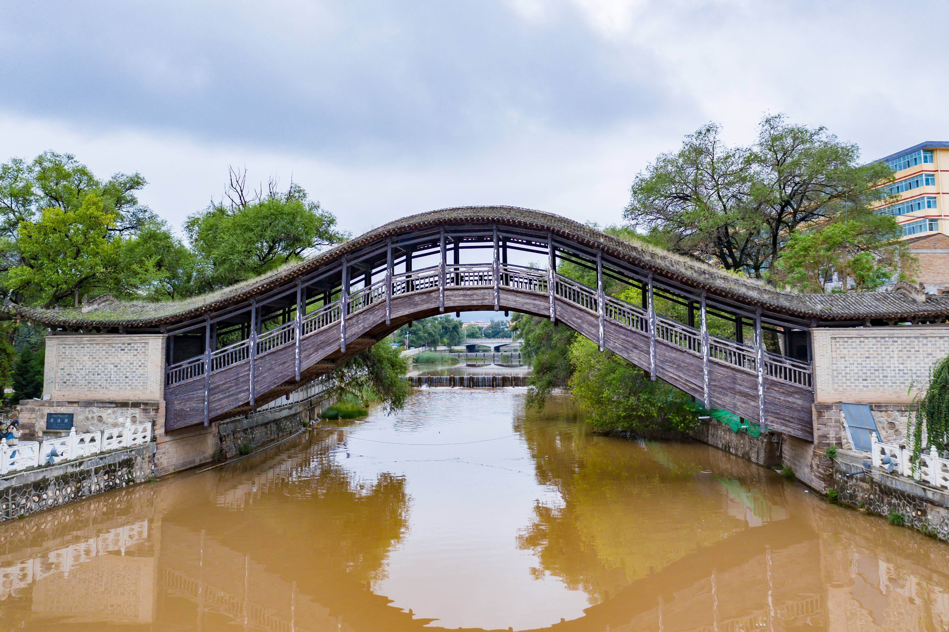 灞陵桥原先是一座始建于明洪武初年的平桥,因渭水绕长安,绕灞陵,为