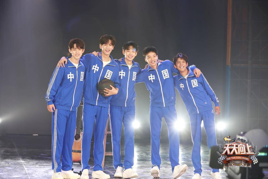 《十八岁的天空》主演20年后重聚《天天向上》开学季_张凌赫_张艺凡