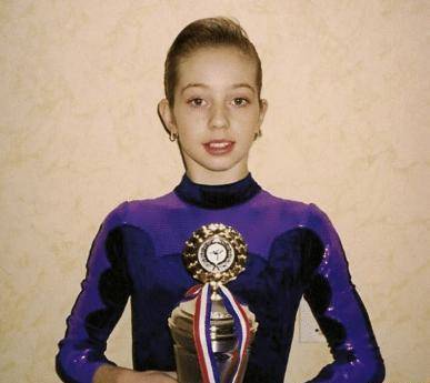 钱财败光26岁被迫下海,自曝男友是其摄影师_德勒尔_费罗娜_家庭