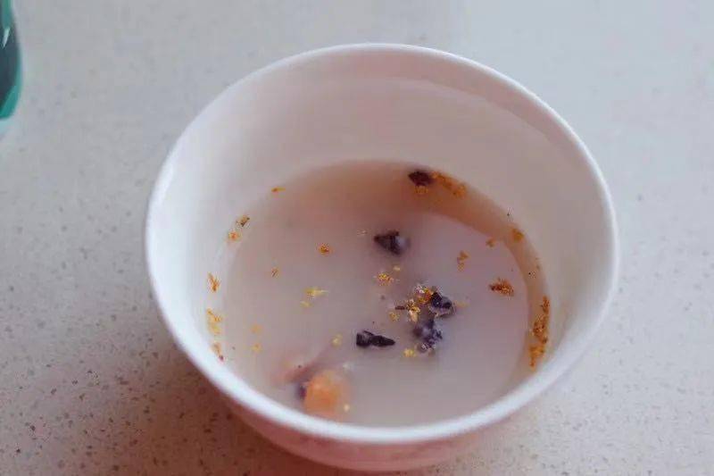 8.加了几勺糖桂花,开吃吧,小汤圆糯糯唧唧的,汤有一点点糊糊的真好吃.