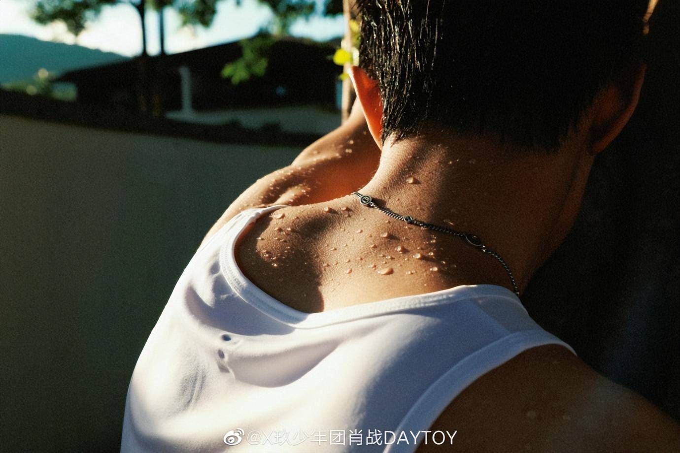 肖战晒泳池大片,大玩"湿身诱惑",裸露胸肌背肌,这身材绝了_肖恩肖
