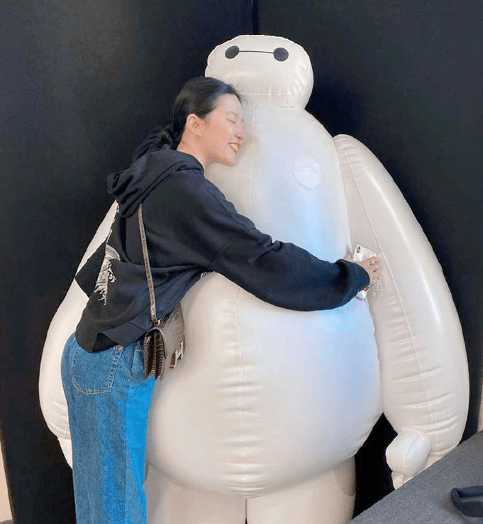 身上挂一个30万小包,白嫩皮肤十分抢眼_品牌_衣服_价格