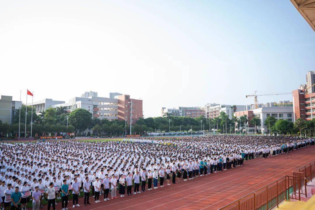 多彩開學禮惠州市綜合高級中學為了迎接小學生的返校,老師們精心佈置