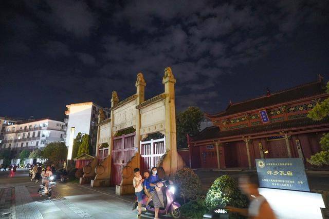 萍乡本地夜生活发达，这条街古色古香，随手一拍就出片