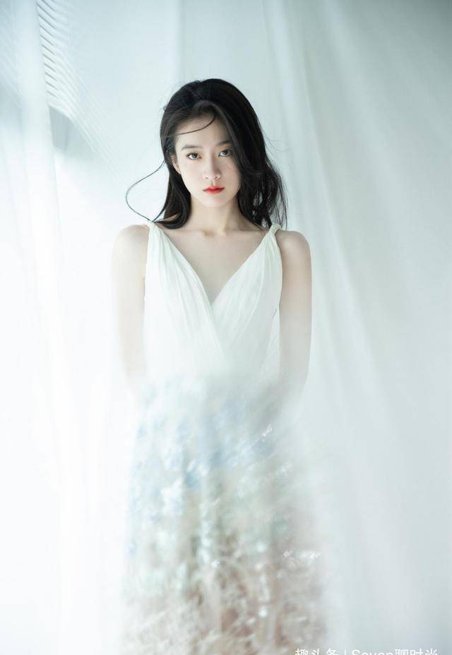 张雪迎美得不像话,一袭羽毛长裙温柔又优雅,连女生看了都心动_显得