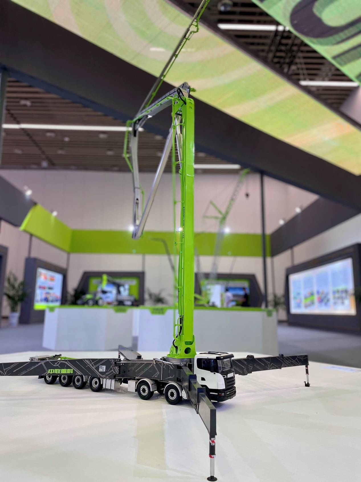 中联重科展区101米碳纤维臂架混凝土泵车模型△中联重科展区履带式