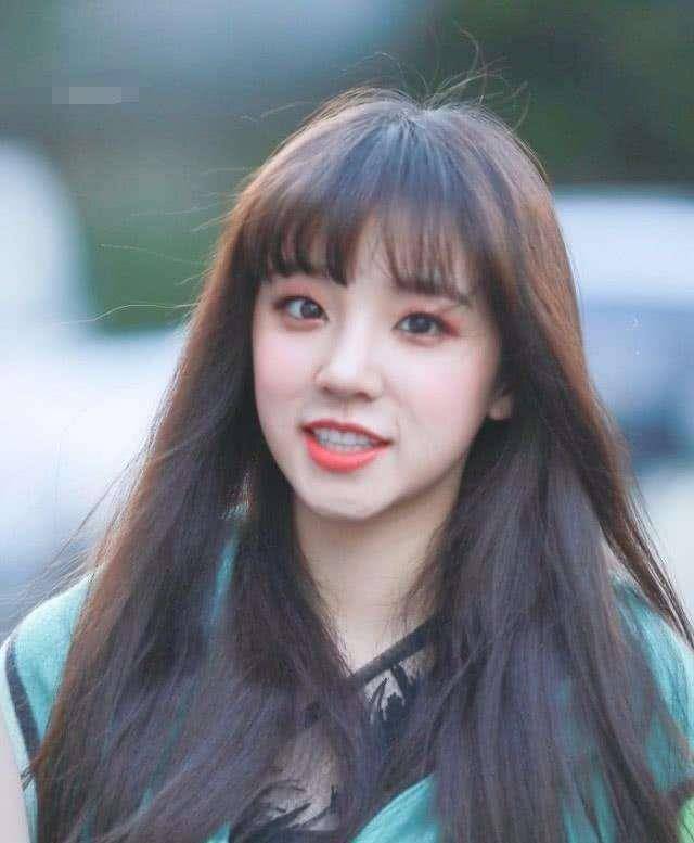 宋雨琦穿制服真可爱,俏皮又灵动,看到鞋子上的图案就知道会火_女生