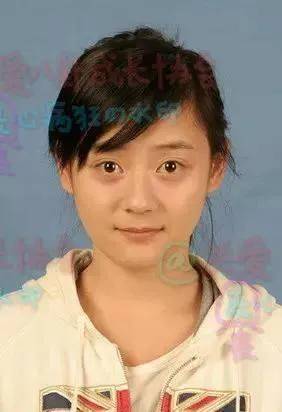 杨幂和张小斐虽然在大学的时候名气不如袁姗姗,但是两人一个早就签约