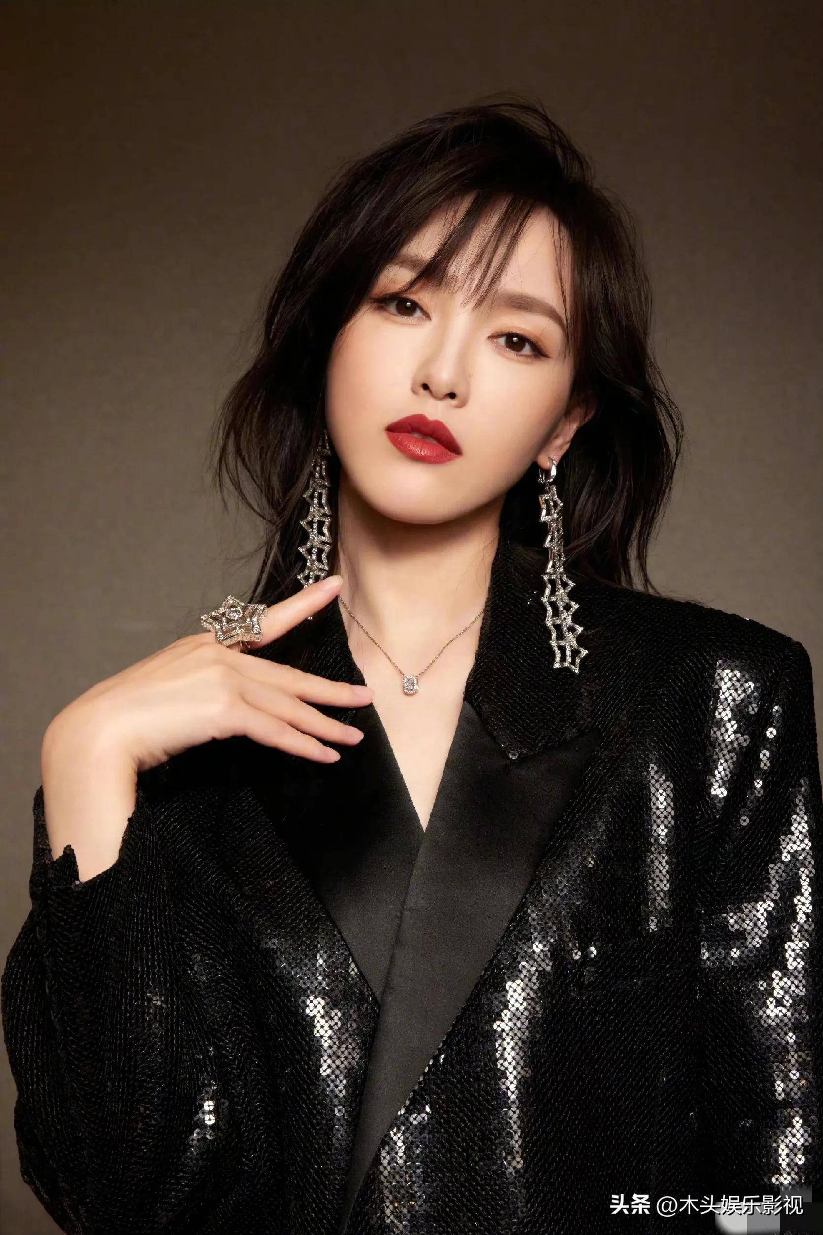 唐嫣最新造型,星星耳环好闪亮,真是可酷飒可甜美_黑色_御姐_西装