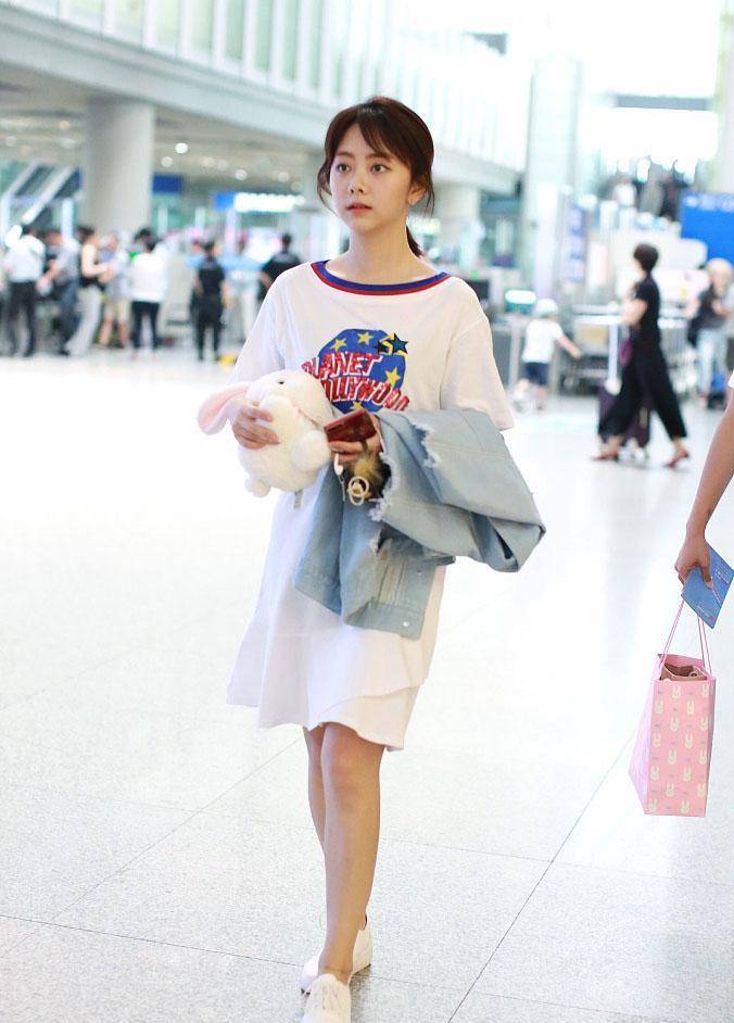 谭松韵私下也是"李尖尖",穿娃娃裙走机场真减龄,素颜让人心疼_造型