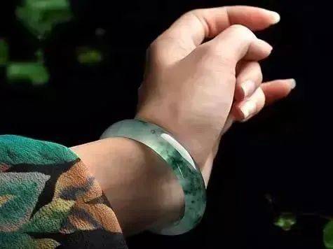 佩戴首饰大有讲究!_手镯_玉镯_手腕