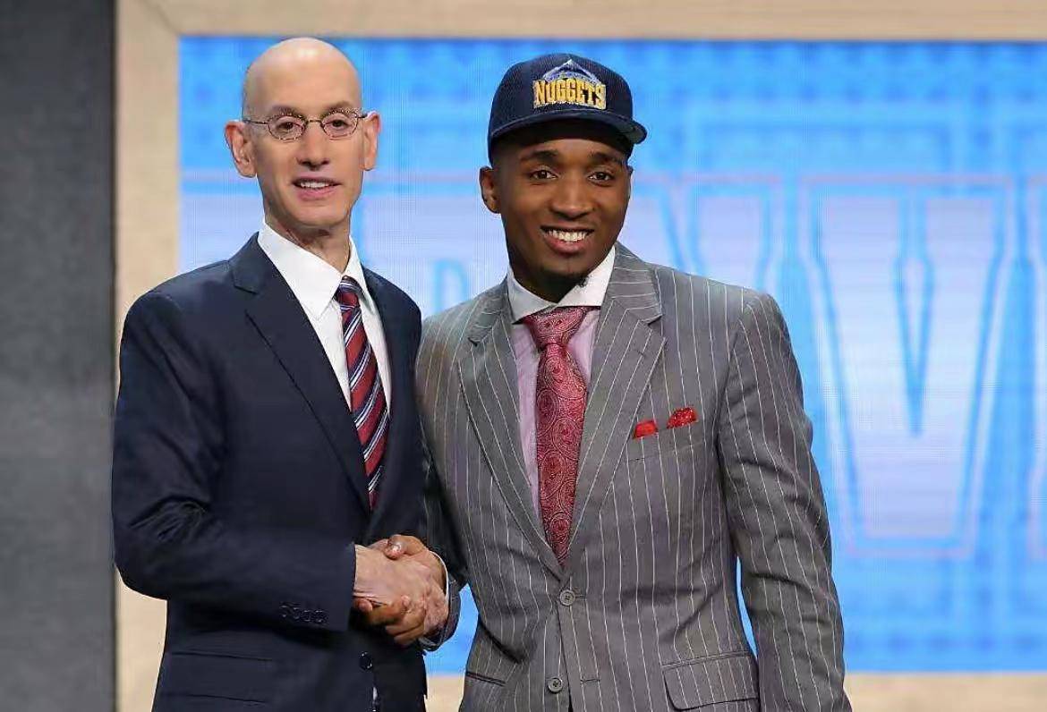 客观地讲,作为身高只有1米85的分卫,米切尔并不占有优势,再加上阅读