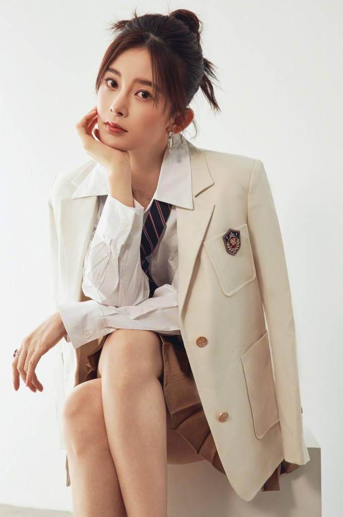 赵樱子拍摄学院风造型写真 西服外套搭百褶裙超时尚_西装_樱子_百褶裙