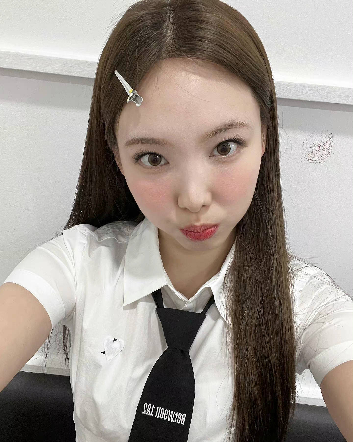 青春的活力和气息twice娜琏秀出健康身材坚实平坦的小腹
