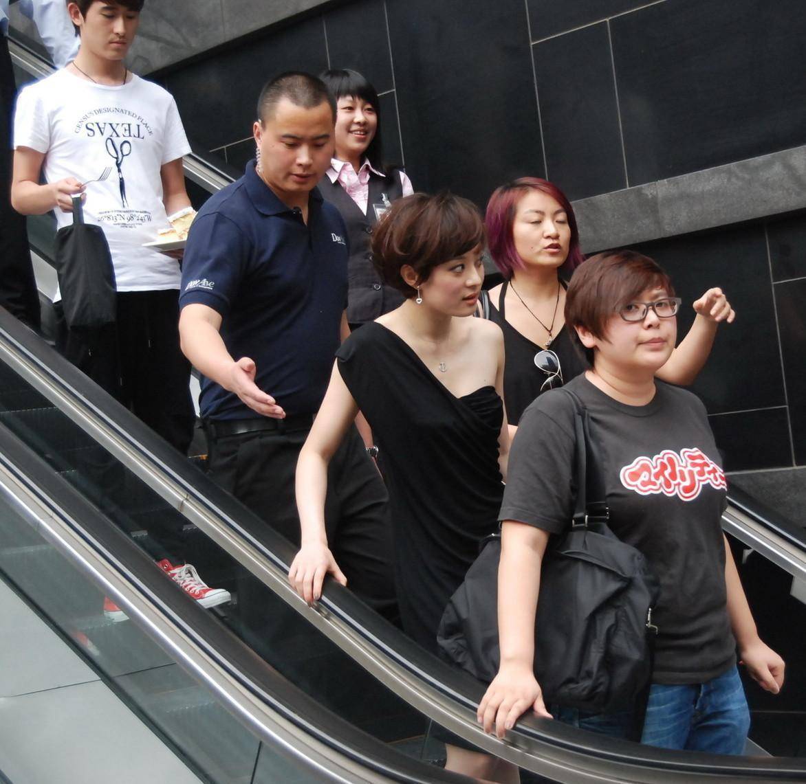 孙俪难得秀时尚,穿单肩小黑裙踩"恨天高",助理小心搀扶超有范_美感