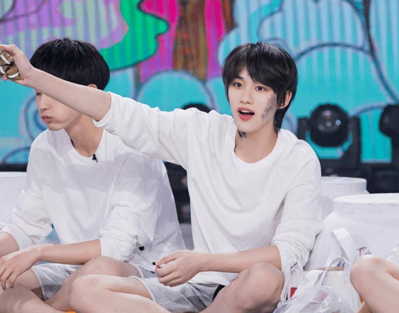 主持人必须持证上岗,艺人出路越来越少,王一博丁程鑫"危险"了_流量