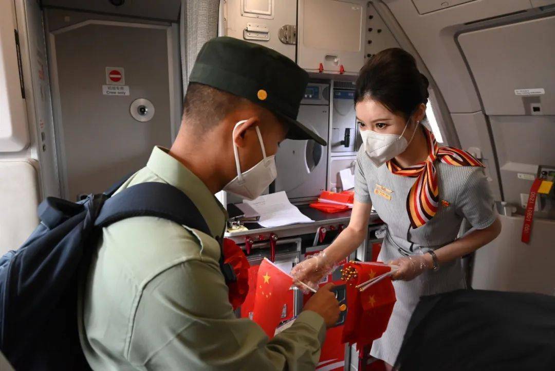 海航航空旗下祥鹏航空真情服务保障退伍军人载誉归乡_老兵_航班_工作