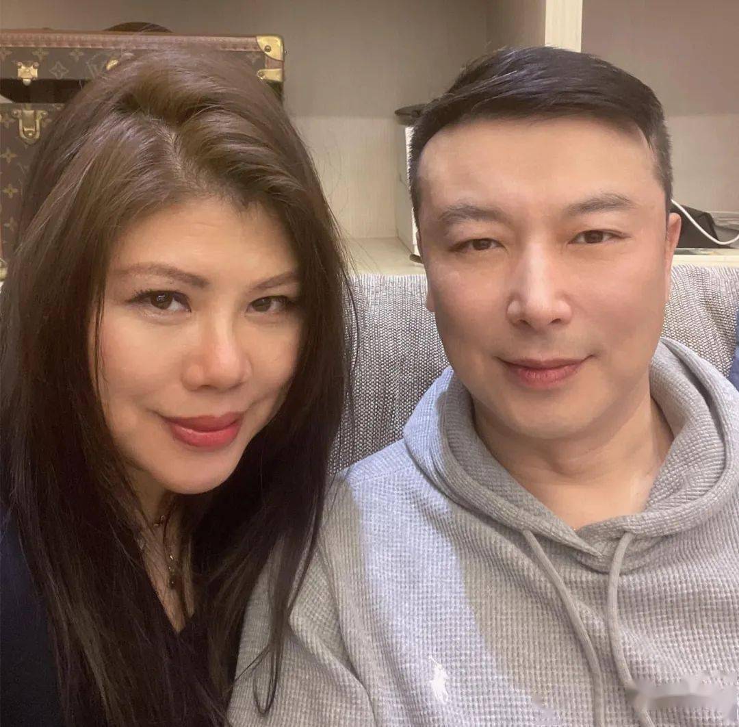 龚慈恩前夫罕露面,被富婆女友依偎太甜蜜,56岁生活滋润身材发福_林炜