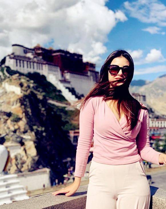 走进尼泊尔美女尼提沙,诠释一个不一样的文化信仰_休闲_服装_女人