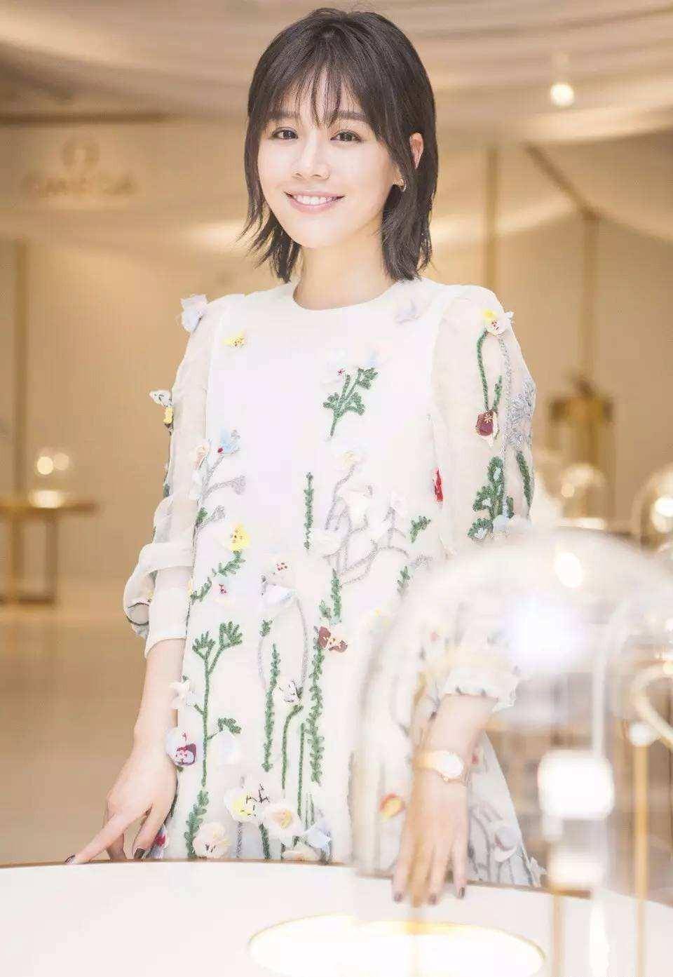 热巴重回颜值巅峰,剪新刘海变身人间芭比,真是换刘海如换脸吗?